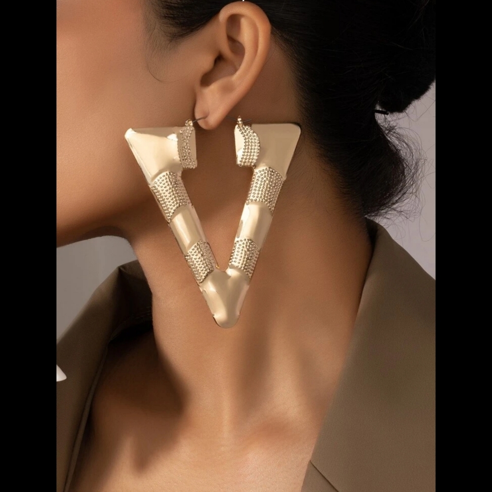 🆕️NEW LISTING!! NWOT TRIANGLE HOOP EARRINGS